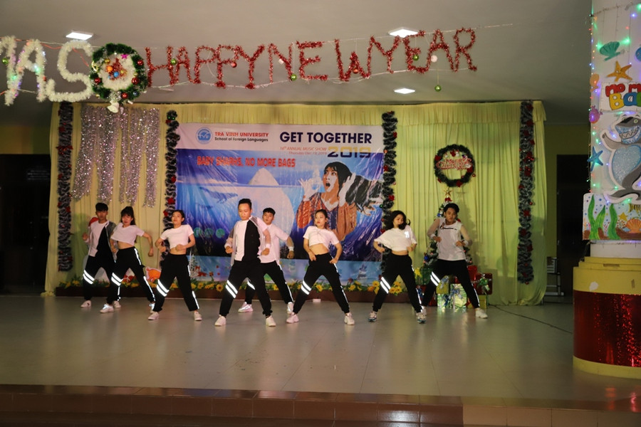Những tiết mục được sinh viên Khoa Ngoại ngữ dàn dựng và biểu diễn tạo không khí vui vẻ trước thềm năm mới.