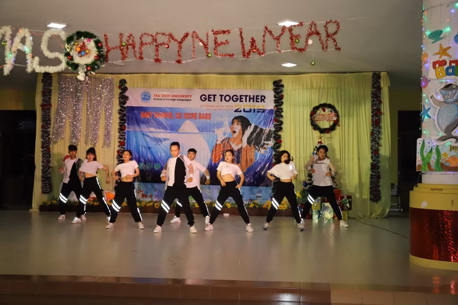 Những tiết mục được sinh viên Khoa Ngoại ngữ dàn dựng và biểu diễn tạo không khí vui vẻ trước thềm năm mới.