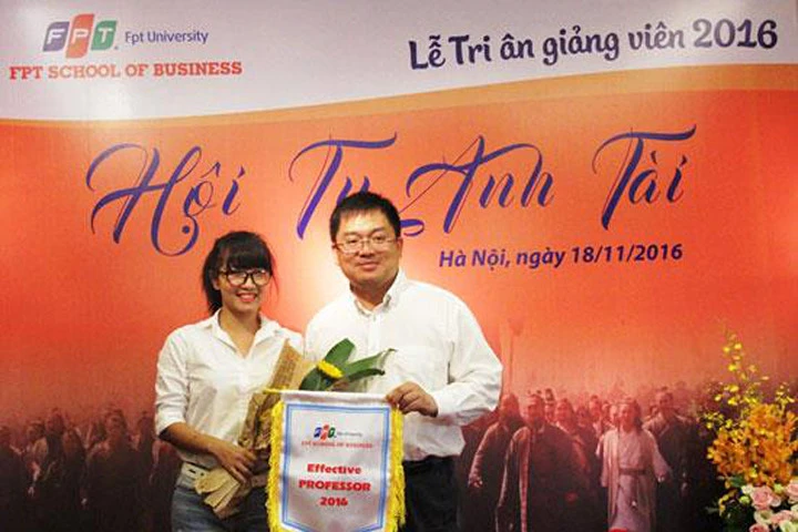 Ông Hoàng Nam Tiến, Chủ tịch FPT Software nhận giải thưởng Effective Professor 2016.