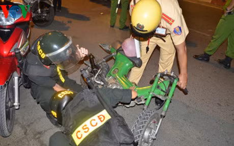 TP HCM: Chong dua xe trai phep suot giai bong da AFF Cup - Anh 2