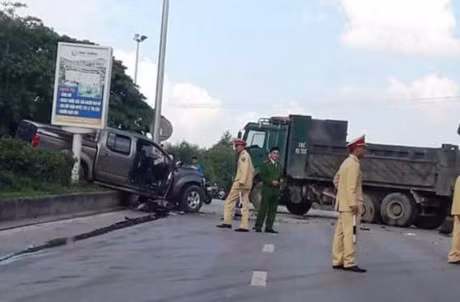 Xe ban tai tong xe “ho vo”, 8 nguoi thuong vong - Anh 1