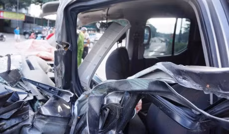 Xe ban tai tong xe “ho vo”, 8 nguoi thuong vong - Anh 3