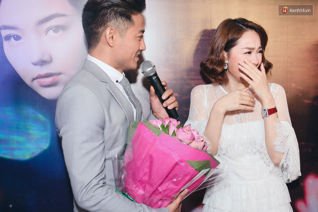 Minh Hằng xúc động khi Quý Bình tỏ tình và hôn môi lãng mạn trong họp báo - Ảnh 3. Minh Hằng xúc động khi Quý Bình tỏ tình và hôn môi lãng mạn trong họp báo - Ảnh 3.