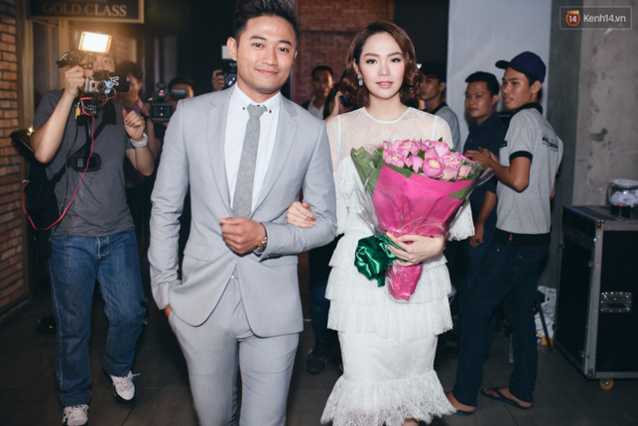 Minh Hằng xúc động khi Quý Bình "tỏ tình" và hôn môi lãng mạn trong họp báo