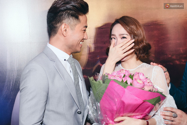 Minh Hằng xúc động khi Quý Bình tỏ tình và hôn môi lãng mạn trong họp báo - Ảnh 4. Minh Hằng xúc động khi Quý Bình tỏ tình và hôn môi lãng mạn trong họp báo - Ảnh 4.