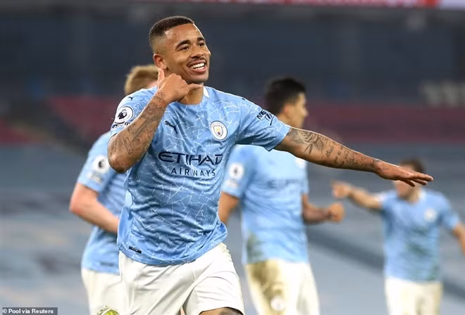 Gabriel Jesus tỏa sáng với cú đúp trong 15 phút cuối trận.