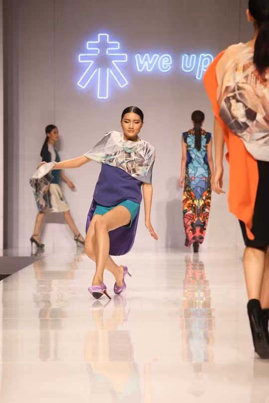 Người mẫu lại té trên sàn catwalk