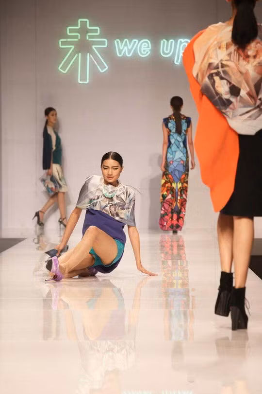 Người mẫu lại té trên sàn catwalk