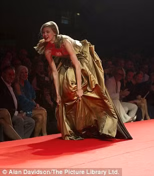 Người mẫu lại té trên sàn catwalk