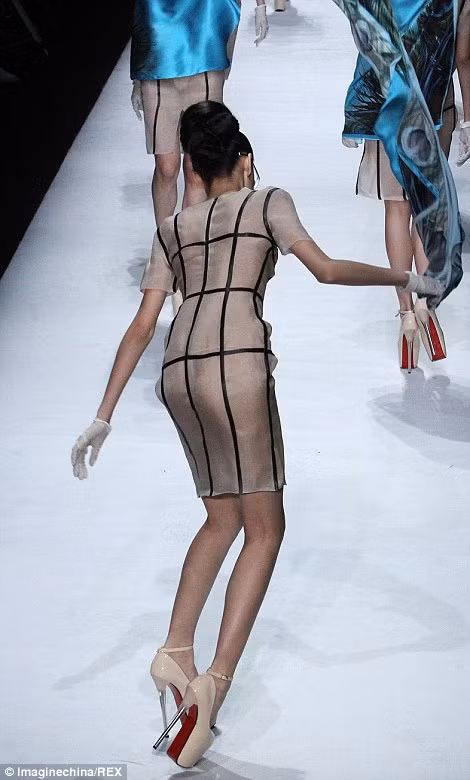 Người mẫu lại té trên sàn catwalk