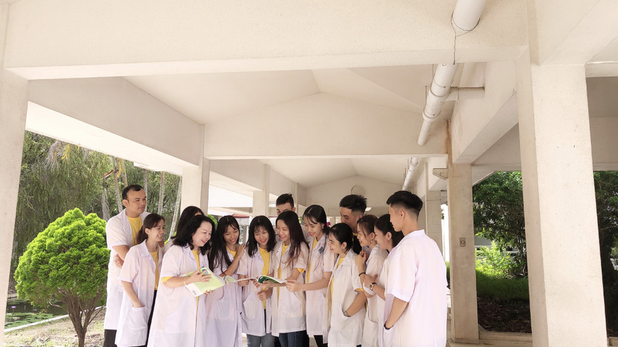 PGS.TS Nguyễn Minh Thủy (người thứ 3 từ phía trái) không ngừng truyền lửa cho sinh viên