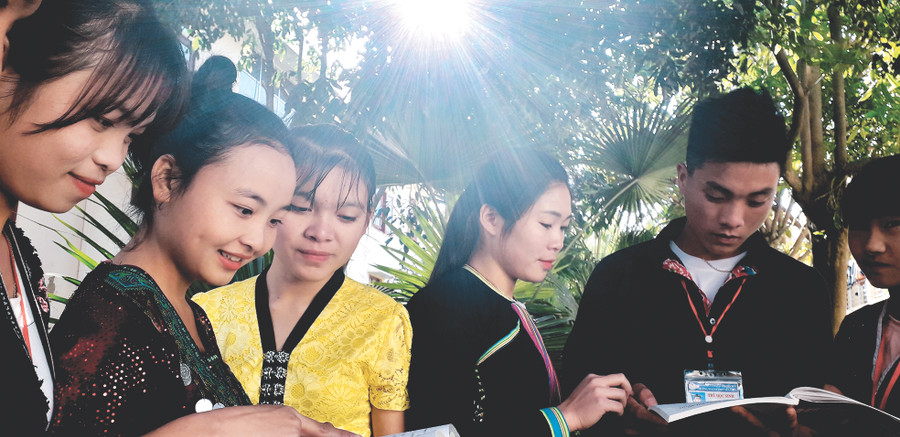 Những hy sinh của các thế hệ nhà giáo góp phần mở ra tương lai cho con em đồng bào dân tộc thiểu số Những hy sinh của các thế hệ nhà giáo góp phần mở ra tương lai cho con em đồng bào dân tộc thiểu số