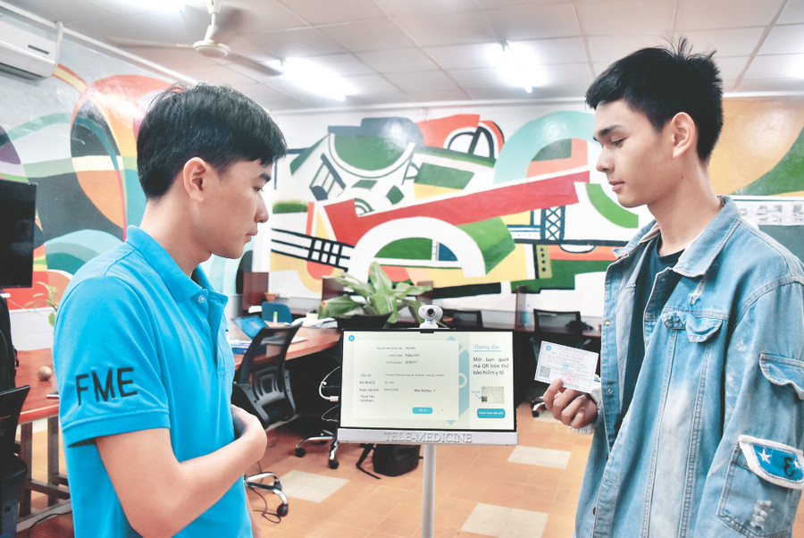 Thành Nam và Xuân Hải (SV Khoa Cơ khí chế tạo máy HCMUTE) quét mã vạch trên thẻ BHYT cho robot nhận diện Thành Nam và Xuân Hải (SV Khoa Cơ khí chế tạo máy HCMUTE) quét mã vạch trên thẻ BHYT cho robot nhận diện