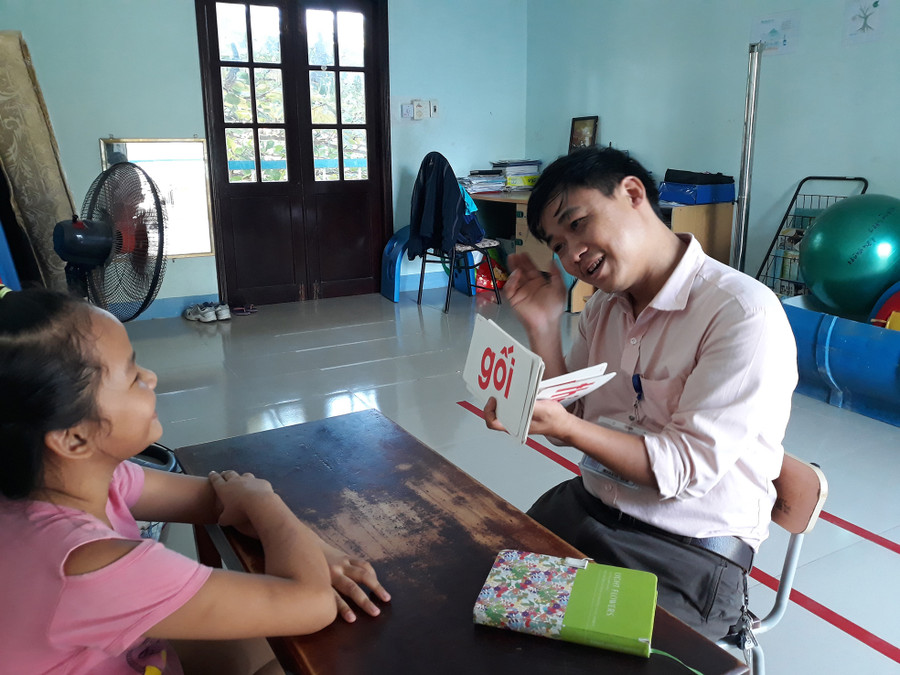 Thầy Nguyễn Xuân Việt dạy tiết giáo dục cá nhân cho một HS khó khăn về đọc. Thầy Nguyễn Xuân Việt dạy tiết giáo dục cá nhân cho một HS khó khăn về đọc.