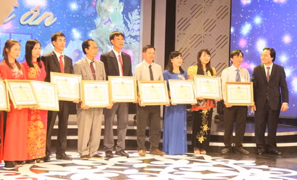 Bộ trưởng Bộ GD&ĐT Phùng Xuân Nhạ tặng Bằng khen cho các thầy, cô giáo có thành tích xuất sắc trong sự nghiệp trồng người 2018