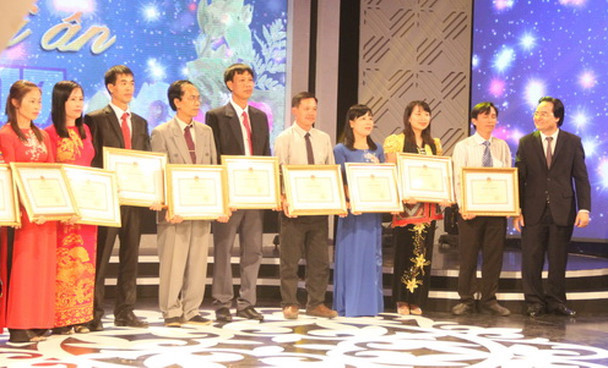 Bộ trưởng Bộ GD&ĐT Phùng Xuân Nhạ tặng Bằng khen cho các thầy, cô giáo có thành tích xuất sắc trong sự nghiệp trồng người 2018 Bộ trưởng Bộ GD&ĐT Phùng Xuân Nhạ tặng Bằng khen cho các thầy, cô giáo có thành tích xuất sắc trong sự nghiệp trồng người 2018