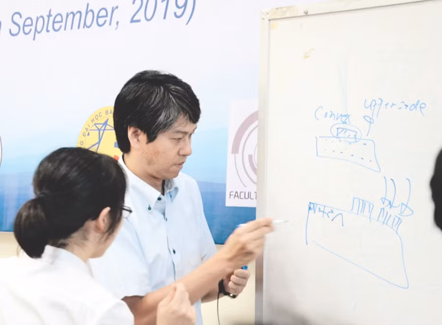 GS Tomoyuki Shimono giảng dạy về robot trong Khóa học thực nghiệm do nhóm GS Trường ĐH Quốc gia Yokohama giảng dạy tại Trường ĐH Bách khoa, ĐH Đà Nẵng.