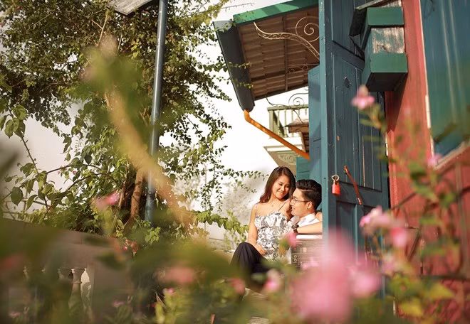 Hoa hậu biển Vân Anh tình tứ bên 