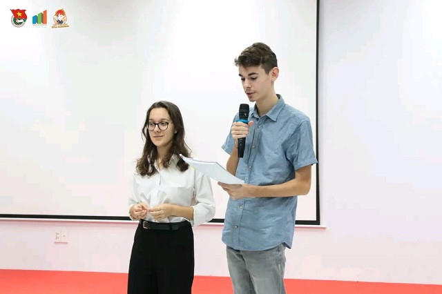 Esteban (bên phải) trong một buổi học tập tại Trường ĐH Kinh tế, ĐH Đà Nẵng.Ảnh: Thanh Hoàng