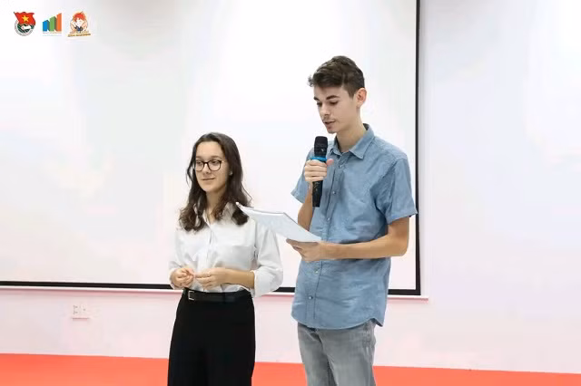 Esteban (bên phải) trong một buổi học tập tại Trường ĐH Kinh tế, ĐH Đà Nẵng.Ảnh: Thanh Hoàng