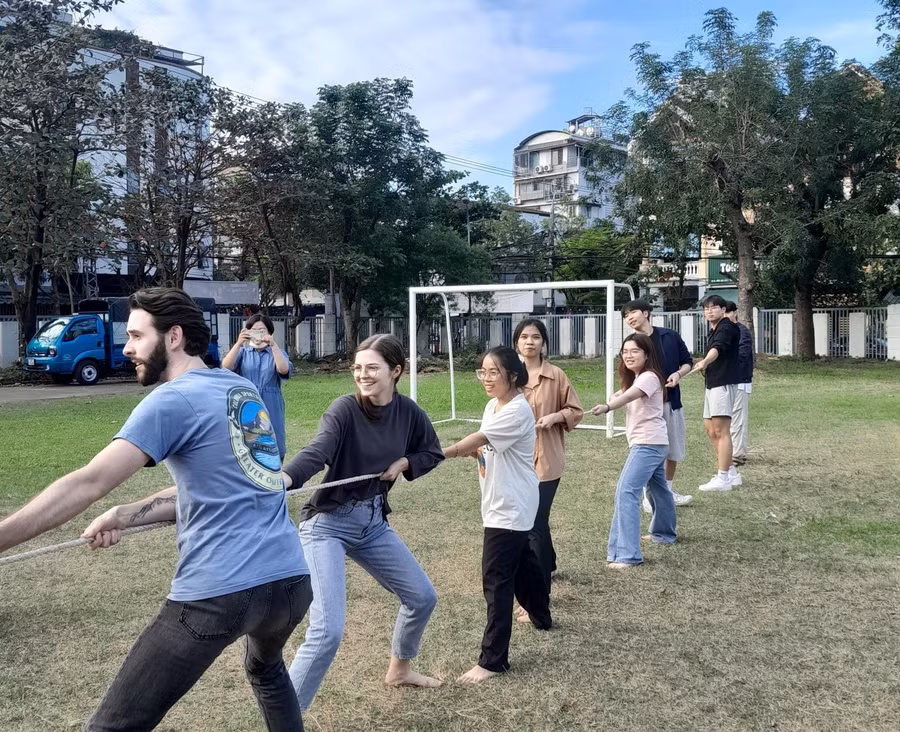 Lưu học sinh và sinh viên Việt Nam cùng chơi các trò chơi dân gian trong Chương trình "Tết trong tôi-2024" tại Trường ĐH Ngoại ngữ, ĐH Đà Nẵng. Ảnh: ĐH Đà Nẵng.