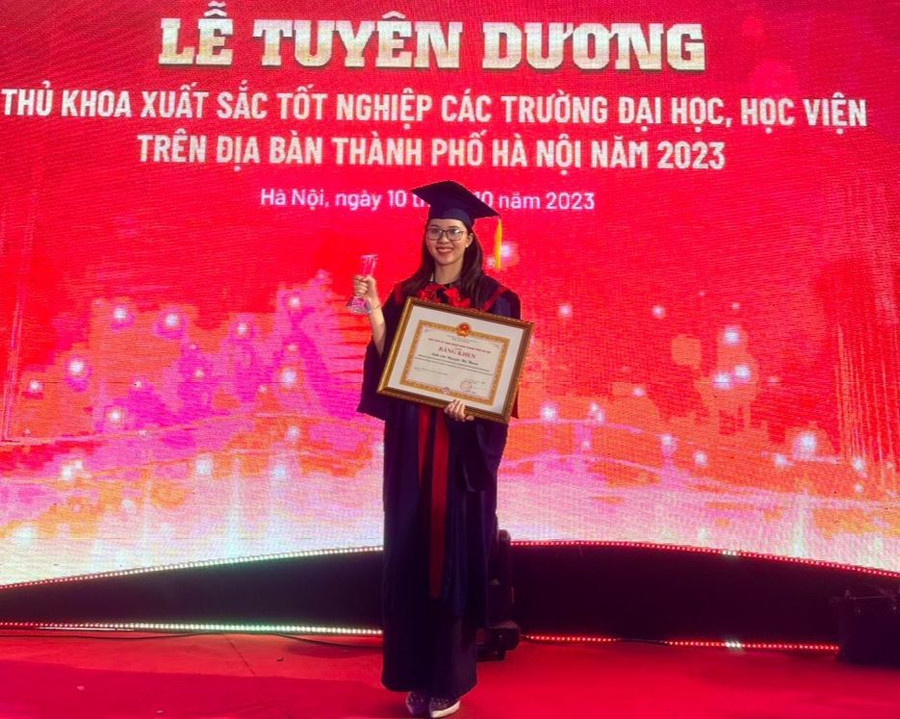 Nguyễn Thị Thoan trong Lễ tuyên dương thủ khoa xuất sắc tốt nghiệp các trường đại học, học viện trên địa bàn TP Hà Nội năm 2023. Nguyễn Thị Thoan trong Lễ tuyên dương thủ khoa xuất sắc tốt nghiệp các trường đại học, học viện trên địa bàn TP Hà Nội năm 2023.