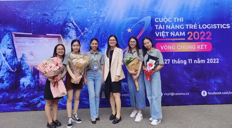 Nguyễn Thị Thoan (thứ 2 từ phải qua) cùng bạn học trong cuộc thi tài năng trẻ Logistics Việt Nam. Ảnh: NVCC