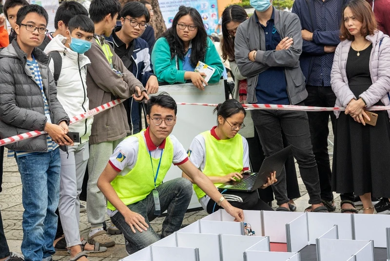 Sinh viên Khoa Khoa học Công nghệ tiên tiến, Trường ĐH Bách khoa, ĐH Đà Nẵng với cuộc thi truyền thống Robot Dò Mê Cung. 