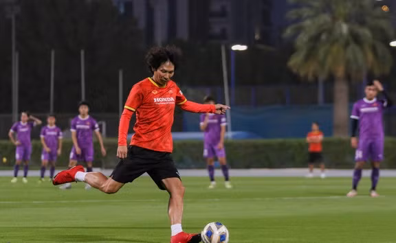 Ông Gong Oh-Kyun thị phạm cho các học trò trong một buổi tập. Ảnh: VFF 