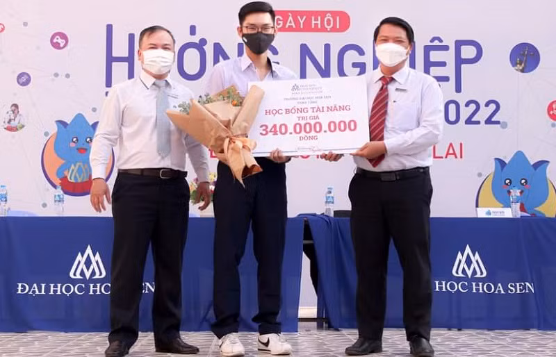 Trường ĐH Hoa Sen trao học bổng tài năng cho thí sinh có thành tích học tập và tài năng đặc biệt xuất sắc.
