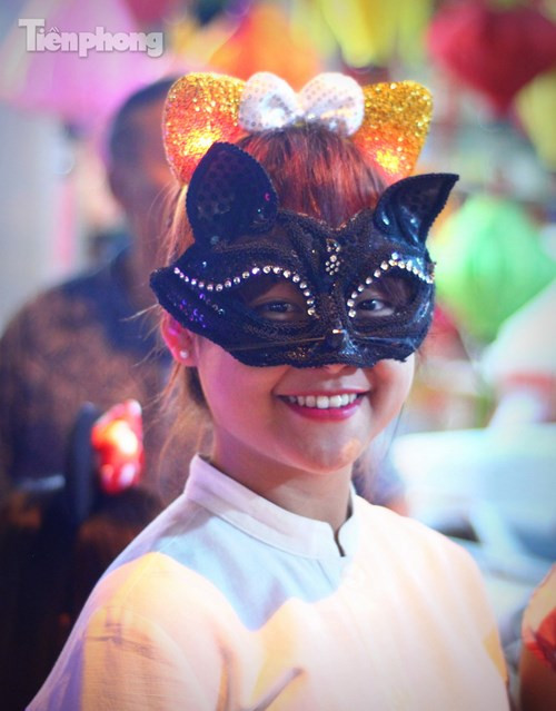 [ẢNH] Thiếu nữ Hà thành khoe sắc giữa ‘phố đèn lồng’ - ảnh 8