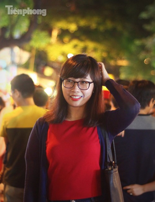 [ẢNH] Thiếu nữ Hà thành khoe sắc giữa ‘phố đèn lồng’ - ảnh 3