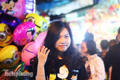 [ẢNH] Thiếu nữ Hà thành khoe sắc giữa ‘phố đèn lồng’ - ảnh 6