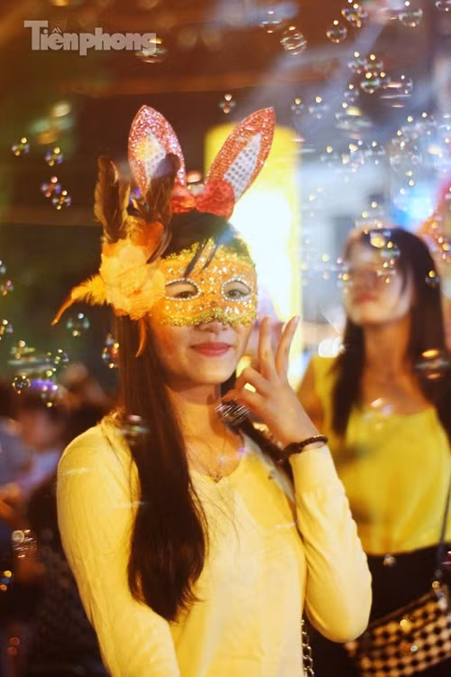 [ẢNH] Thiếu nữ Hà thành khoe sắc giữa ‘phố đèn lồng’ - ảnh 7