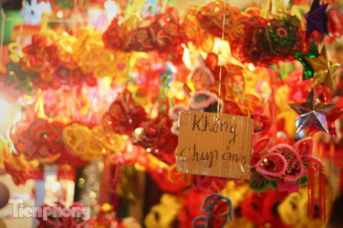 [ẢNH] Thiếu nữ Hà thành khoe sắc giữa ‘phố đèn lồng’ - ảnh 12