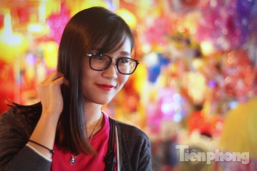 [ẢNH] Thiếu nữ Hà thành khoe sắc giữa ‘phố đèn lồng’ - ảnh 4