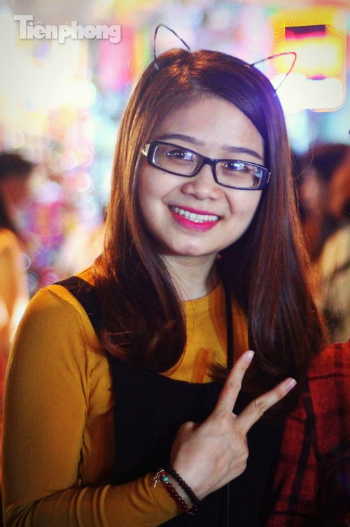 [ẢNH] Thiếu nữ Hà thành khoe sắc giữa ‘phố đèn lồng’ - ảnh 5