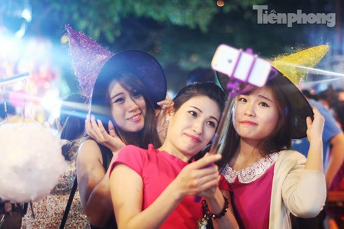 [ẢNH] Thiếu nữ Hà thành khoe sắc giữa ‘phố đèn lồng’ - ảnh 11