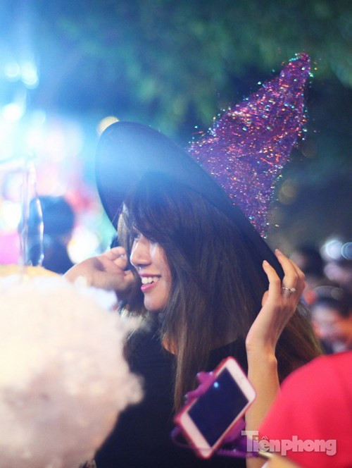 [ẢNH] Thiếu nữ Hà thành khoe sắc giữa ‘phố đèn lồng’ - ảnh 10