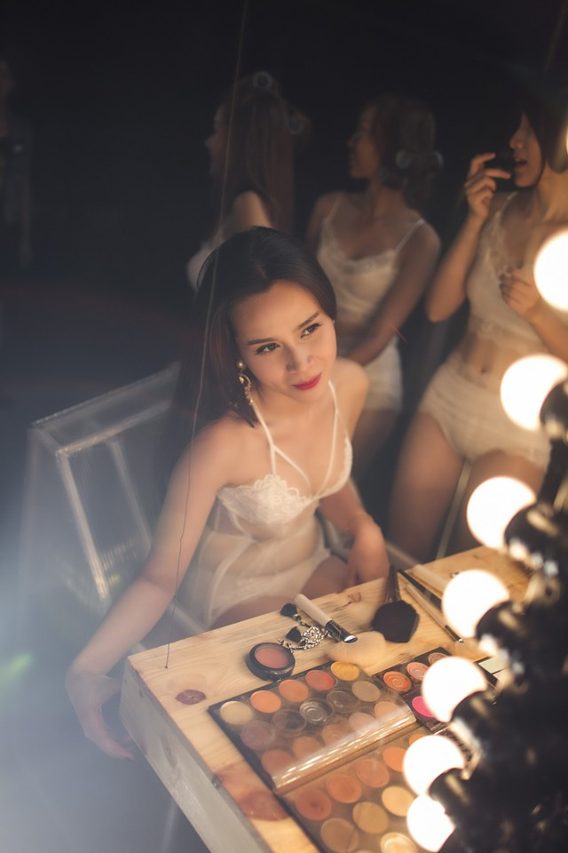 Lưu Hương Giang “gặp rắc rối” với chồng vì MV quá "nóng" ảnh 3 Nhận thấy hiệu ứng quá lớn từ Get High, Lưu Hương Giang đã quyết định thực hiện MV để đáp lại tình cảm của khán giả. Trong MV này, bà xã Hồ Hoài Anh khoe triệt để hình thể và vũ đạo nóng bỏng, gợi cảm.