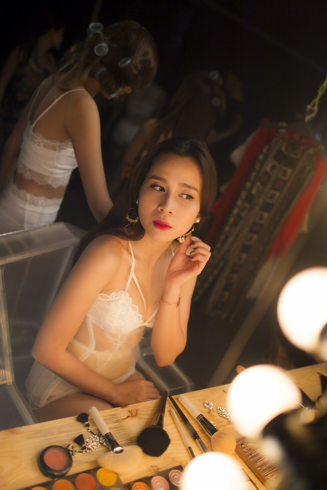 Lưu Hương Giang “gặp rắc rối” với chồng vì MV quá "nóng" ảnh 1 Sau khi tung ra bản audio, ca khúc Get high của Lưu Hương Giang trở thành cơn sốt được rất nhiều khán giả yêu nhạc tìm kiếm. Bản thân Lưu Hương Giang khi đi diễn tại các sự kiện hay sân khấu cũng được yêu cầu hát bài hát này.