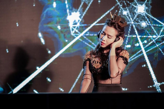 Lưu Hương Giang “gặp rắc rối” với chồng vì MV quá "nóng" ảnh 7 Lần đầu tiên xuất hiện với hình tượng gợi cảm nhưng Lưu Hương Giang rất tự tin: Hiện tại tôi cảm thấy mình nữ tính và gợi cảm hơn bao giờ hết. Dù đã là bà mẹ 1 con nhưng tôi vẫn tự tin vào vũ đạo và body của mình”.