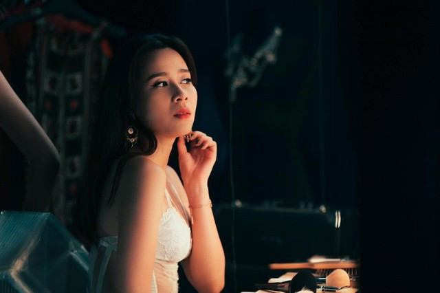 Lưu Hương Giang “gặp rắc rối” với chồng vì MV quá "nóng" ảnh 5 Diện trang phục mỏng tang với những đường cắt cúp táo bạo, Hương Giang tự tin khoe đường cong nảy lửa của bà mẹ 1 con.