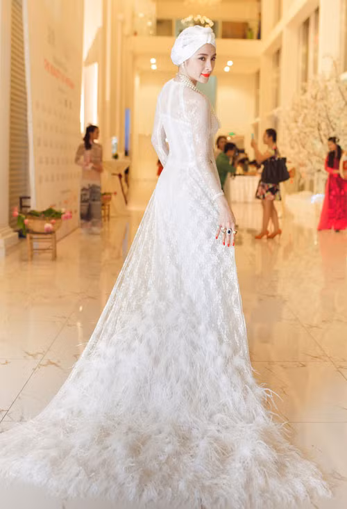 Những trang phục ngoan hiếm hoi của Angela Phương Trinh