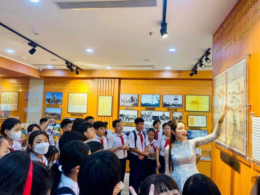 Học sinh Đà Nẵng tham quan, học tập tại Nhà trưng bày Hoàng Sa, một trong những mô hình ngành GD thành phố thực hiện trong triển khai các giải pháp đẩy mạnh giáo dục lịch sử, truyền thống cách mạng.