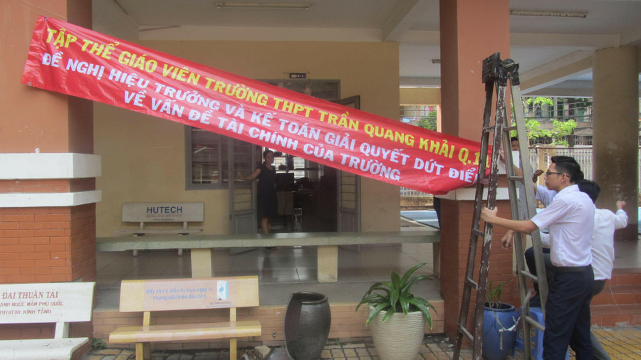 Giáo viên căng băng rôn yêu cầu hiệu trưởng và kế toán giải quyết dứt điểm về vấn đề tài chính của trường
