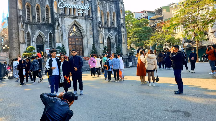 Ngày đầu năm mới, trời trong xanh, nắng đẹp rực rỡ như đem lại một dự cảm tốt lành, an vui mang đến cho mỗi người niềm tin, khát vọng mới. Trong ngày đầu năm, chúng ta như thêm niềm vui, động lực mới, để thêm vững tin, chung sức, đồng lòng bước vào năm mới 2021 với quyết tâm giành những thắng lợi mới.