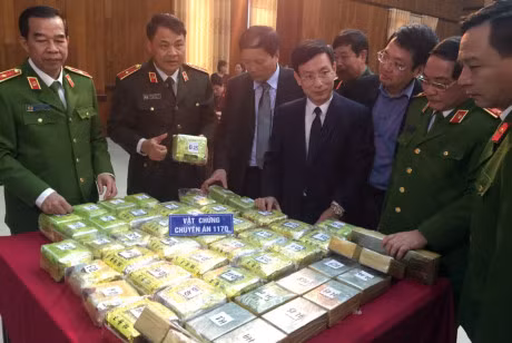 Bat 2 phu nu trong vu mua ban ma tuy da lon chua tung co - Anh 1