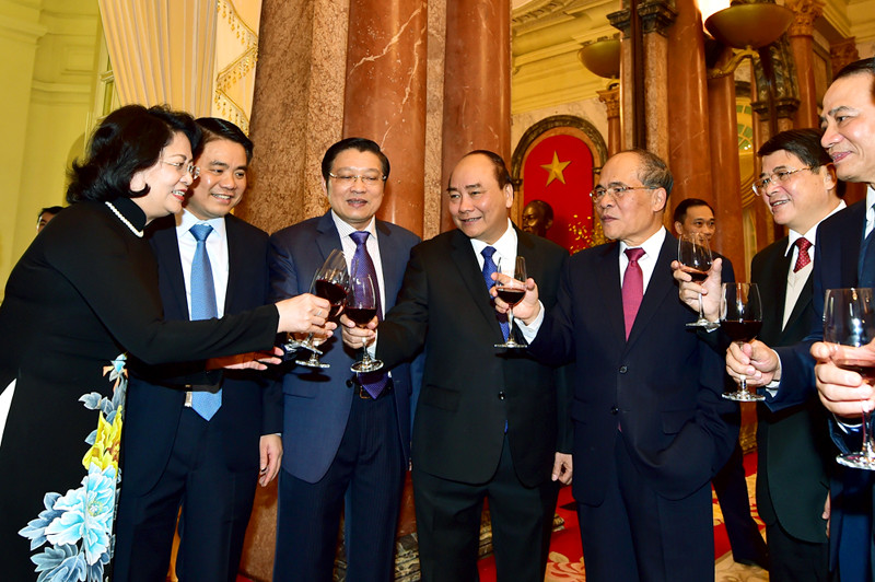 Các đồng chí lãnh đạo nâng ly chúc mừng năm mới. Ảnh: VGP/Nhật Bắc Các đồng chí lãnh đạo nâng ly chúc mừng năm mới. Ảnh: VGP/Nhật Bắc