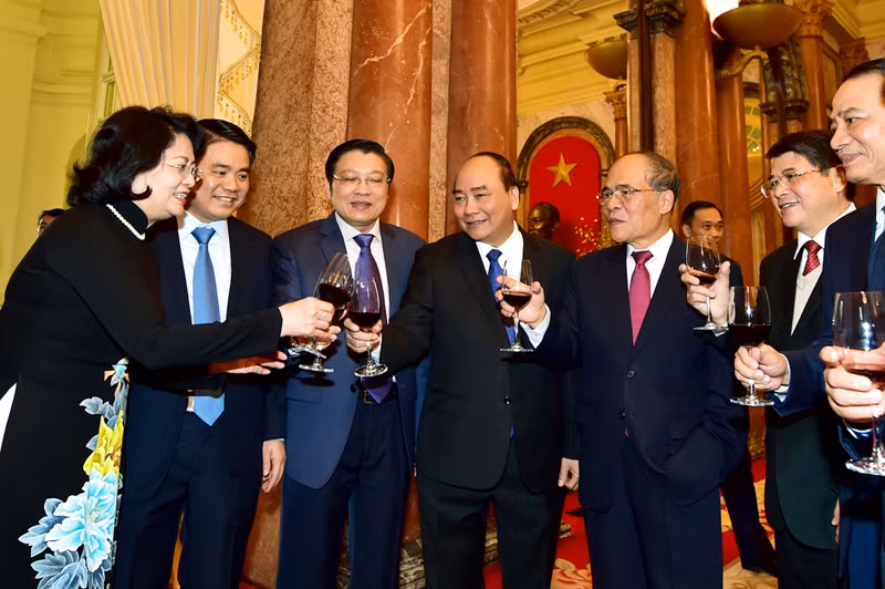 Các đồng chí lãnh đạo nâng ly chúc mừng năm mới. Ảnh: VGP/Nhật Bắc